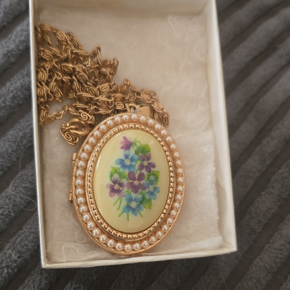 Elegant Gold Floral Pendant Locket Necklace